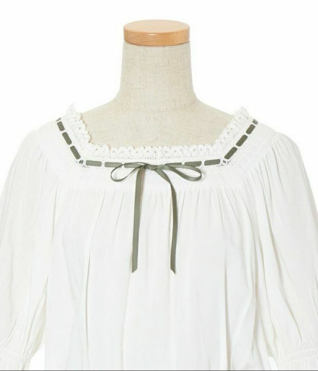 方領蝴蝶結泡泡上衣