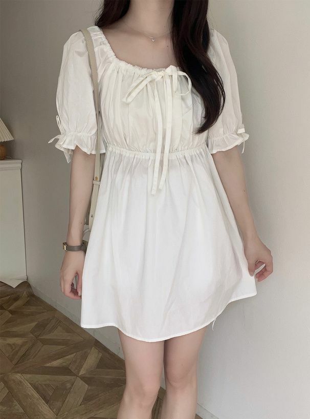 兩著泡泡袖連身裙