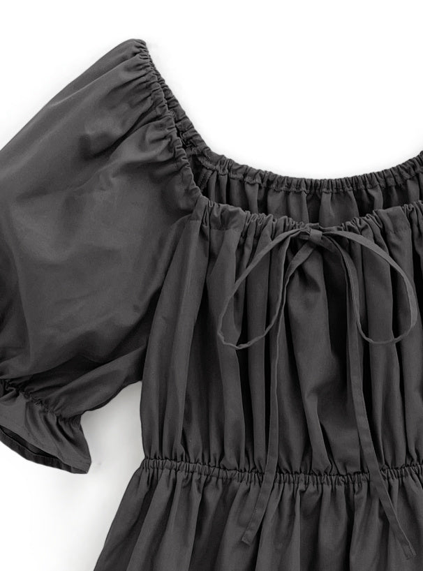 兩著泡泡袖連身裙