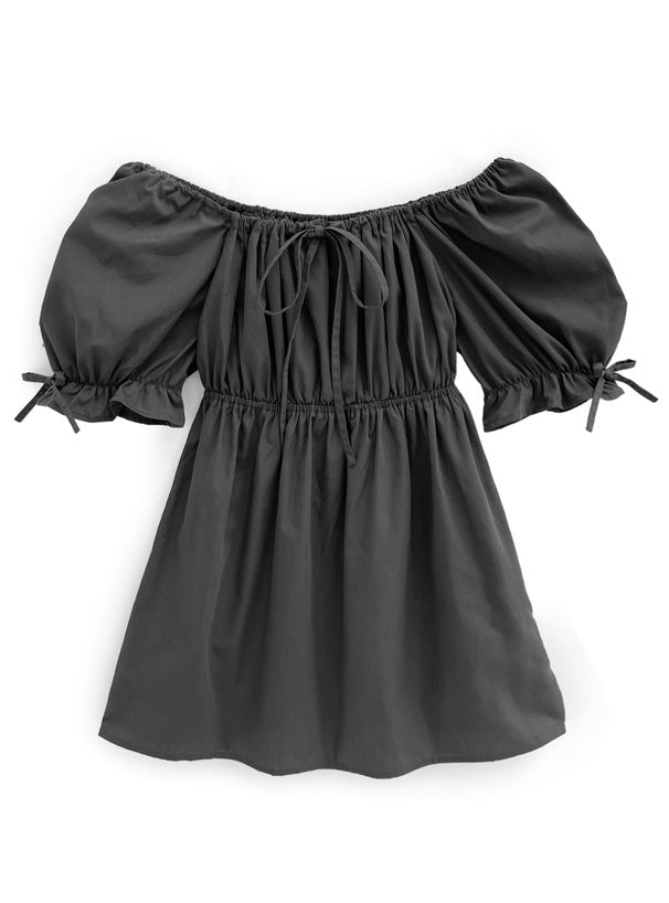 兩著泡泡袖連身裙