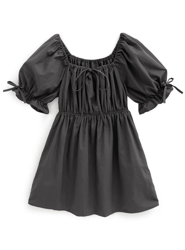 兩著泡泡袖連身裙