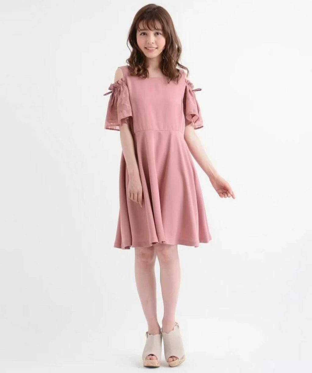 露肩簡約風連身裙