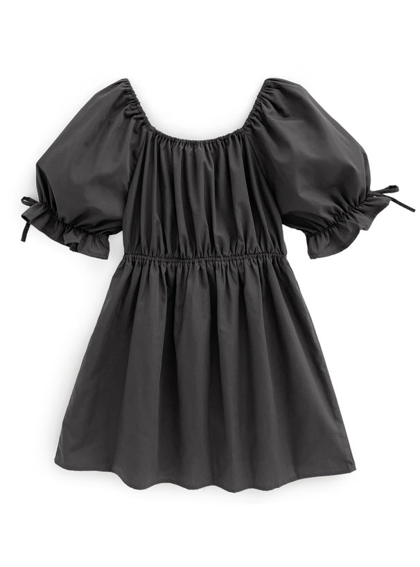 兩著泡泡袖連身裙