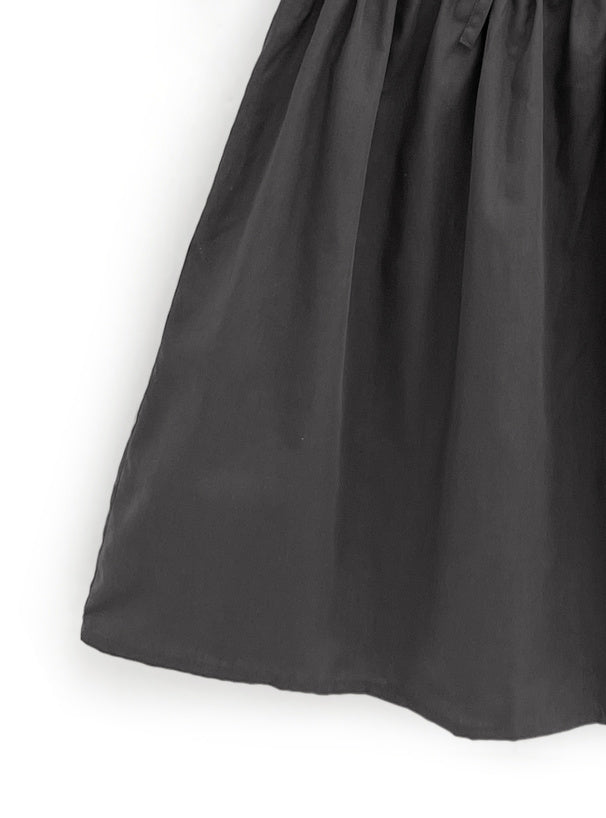 兩著泡泡袖連身裙