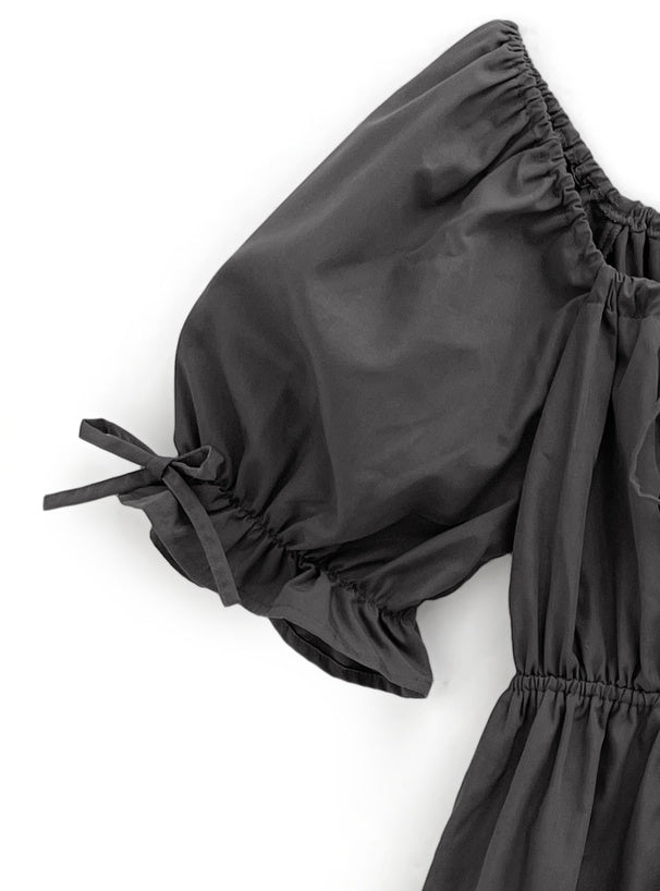 兩著泡泡袖連身裙