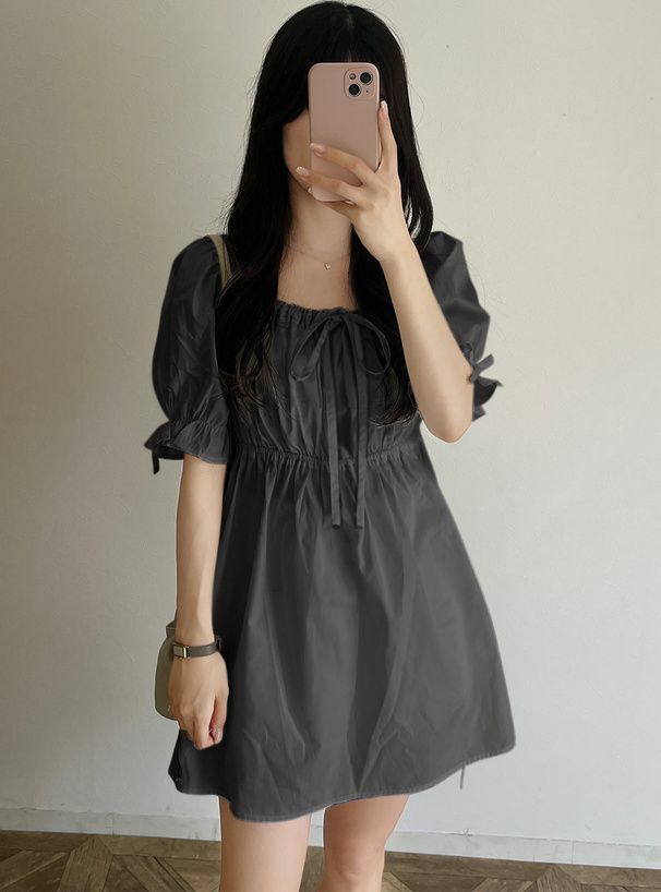 兩著泡泡袖連身裙